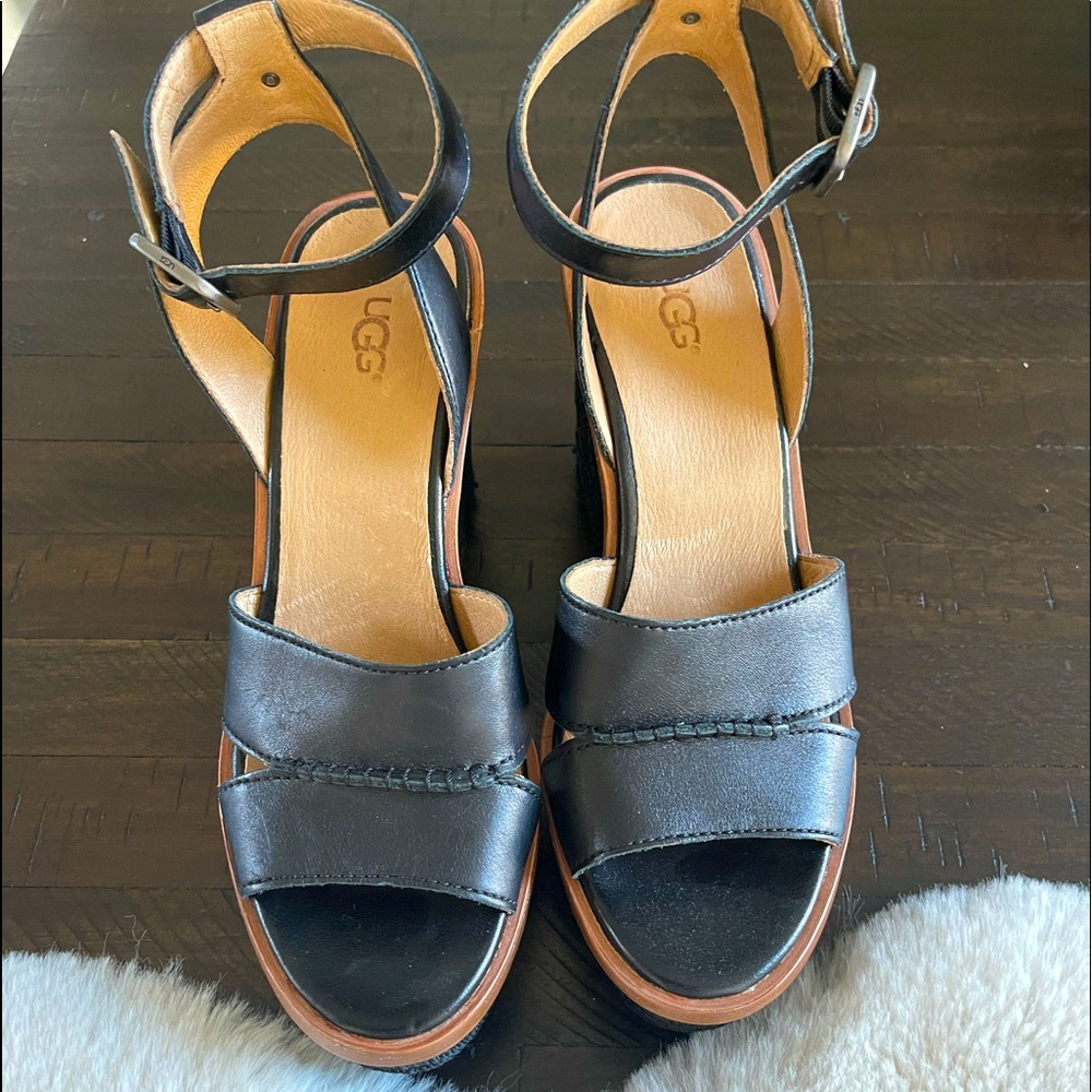 UGG women’s NWO open Toes 4 1/2” heel 1 1/2” Platform size 9.5 comfortable shoes